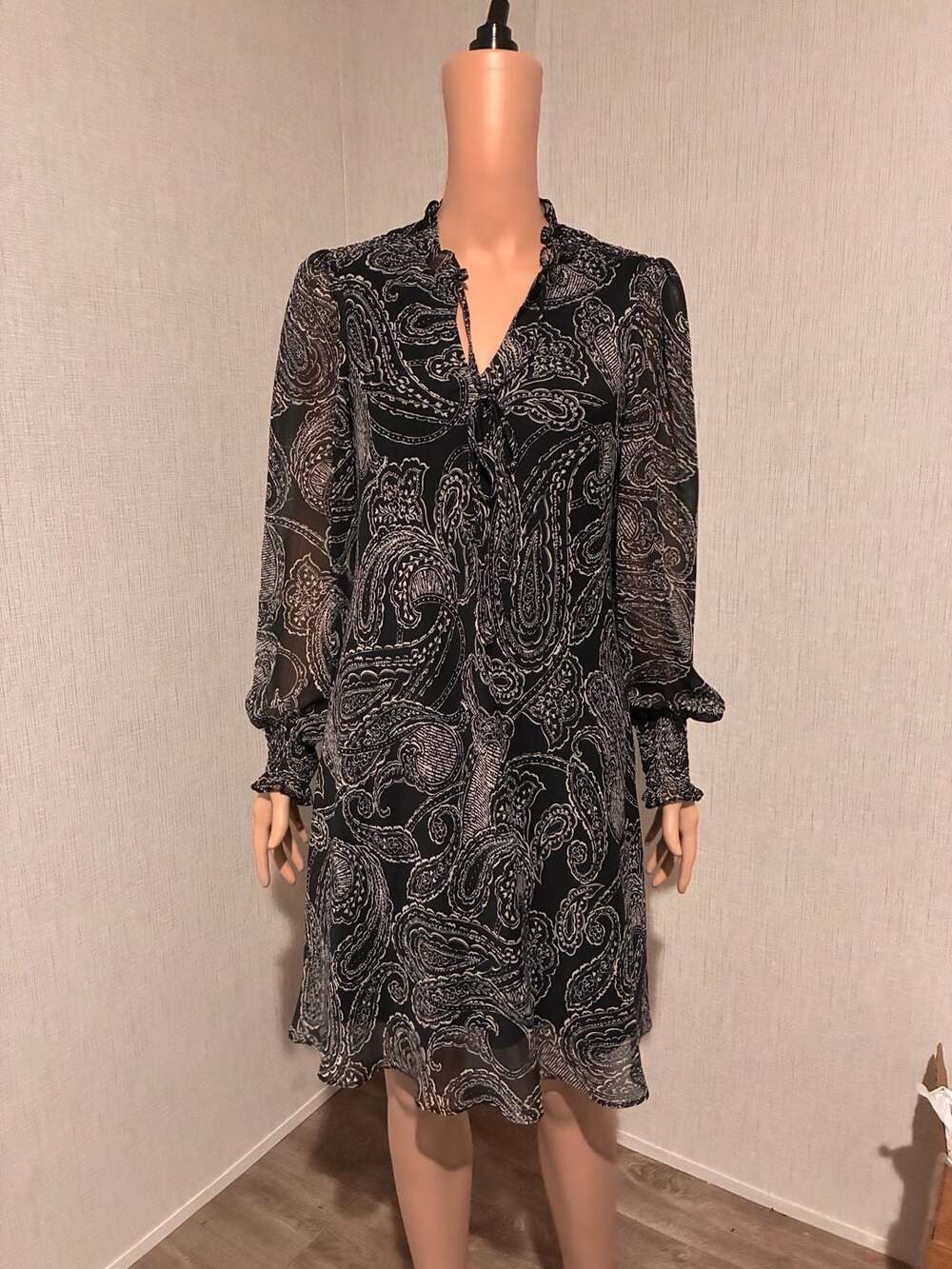 Calvin Klein Paisley Dress Size 6 Black White Long Sleeve Chiffon A-Line